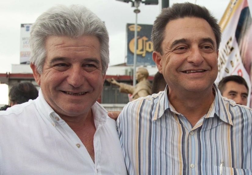 Pío López Obrador y su hermano José Ramiro López Obrador sonríen durante un acto público