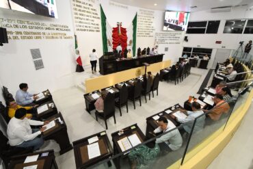 Legisladores de la LXV Legislatura de Tabasco en sus escritorios con carpetas y documentos durante la sesión del pleno