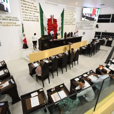 Legisladores de la LXV Legislatura de Tabasco en sus escritorios con carpetas y documentos durante la sesión del pleno