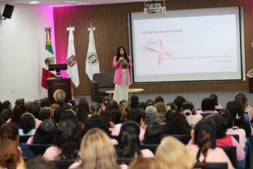 Conferencia sobre autocuidado y prevención del cáncer de mama organizada por el Poder Judicial de Tabasco.