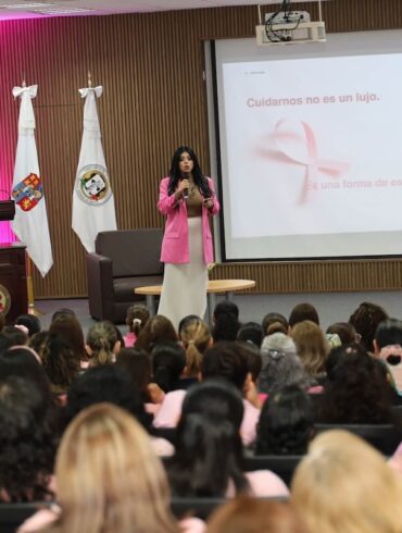 Conferencia sobre autocuidado y prevención del cáncer de mama organizada por el Poder Judicial de Tabasco.