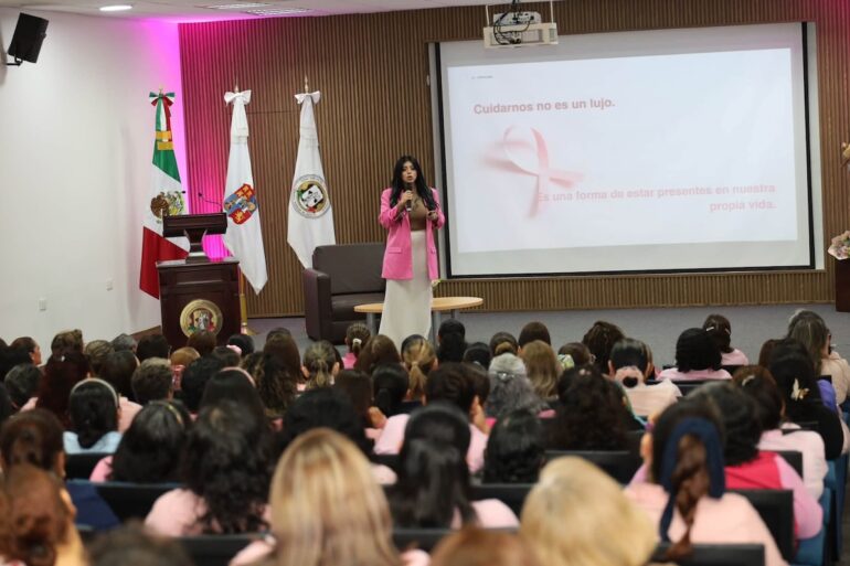 Conferencia sobre autocuidado y prevención del cáncer de mama organizada por el Poder Judicial de Tabasco.