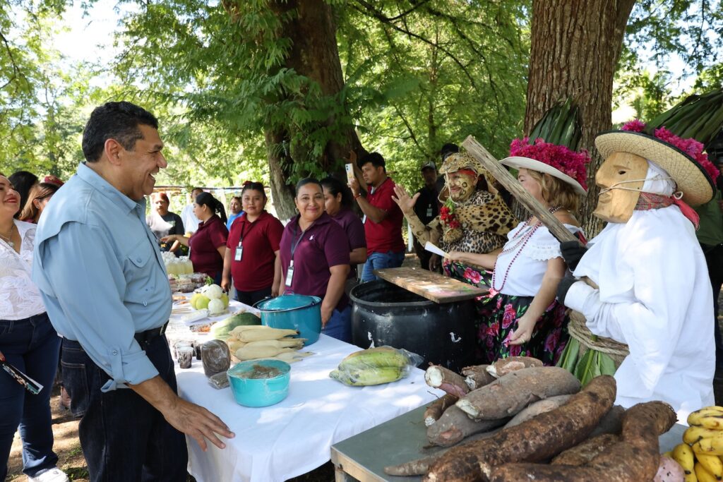 Exhibición de productos comunitarios durante actividad de Sembrando Vida en Tenosique