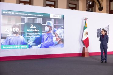 Claudia Sheinbaum anuncia un programa emergente de 12 acciones para mejorar la atención y las condiciones laborales en el IMSS.
