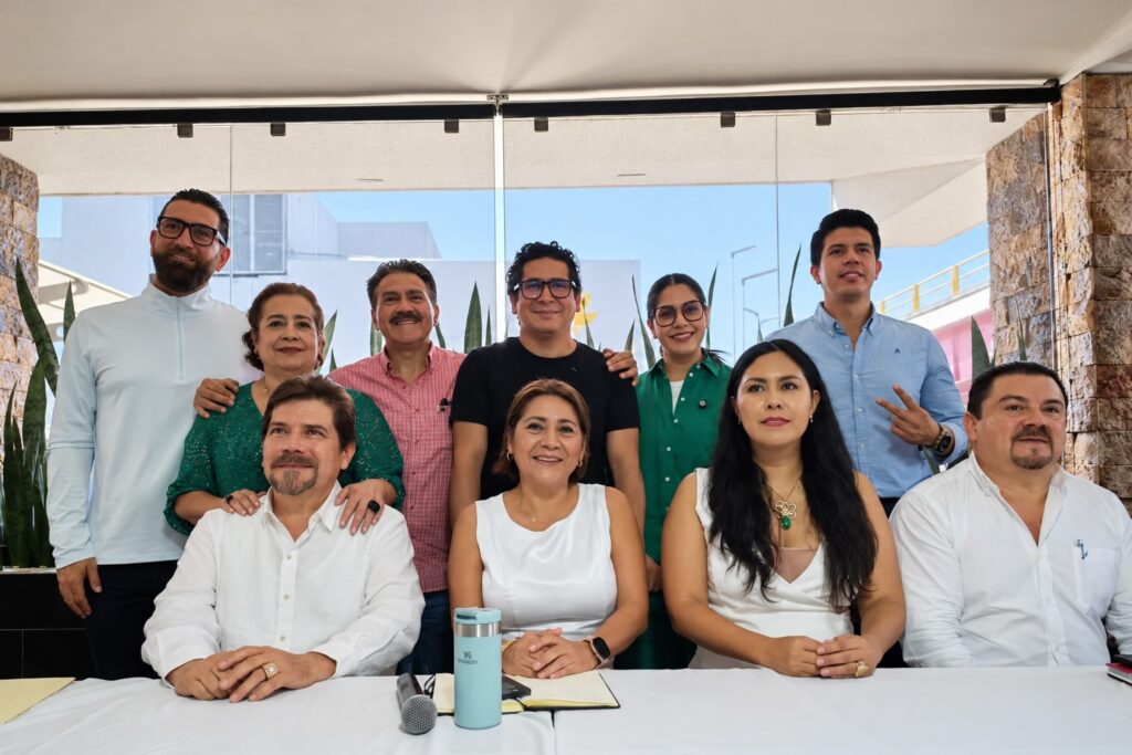 Integrantes y nuevos perfiles vinculados al PVEM en Tabasco posan durante un encuentro partidista para presentar incorporaciones a su estructura política rumbo a las elecciones de 2027.