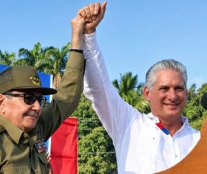 Raúl Castro y Miguel Díaz-Canel levantan las manos unidas durante un acto público en Cuba