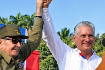 Raúl Castro y Miguel Díaz-Canel levantan las manos unidas durante un acto público en Cuba