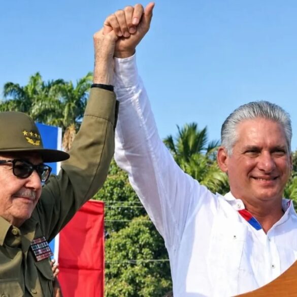 Raúl Castro y Miguel Díaz-Canel levantan las manos unidas durante un acto público en Cuba