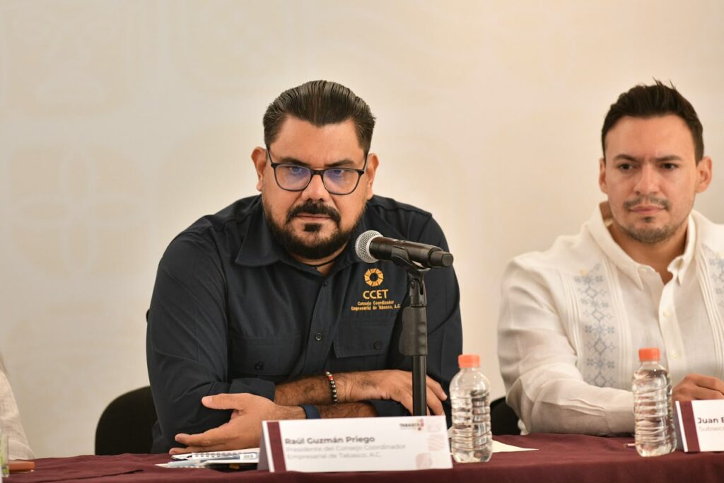 Raúl Guzmán Priego, presidente del Consejo Coordinador Empresarial de Tabasco, participa en una reunión con autoridades estatales.