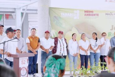 Roberto Ocaña Leyva participa en la jornada de reforestación en el COBATAB Plantel 52 de Nacajuca