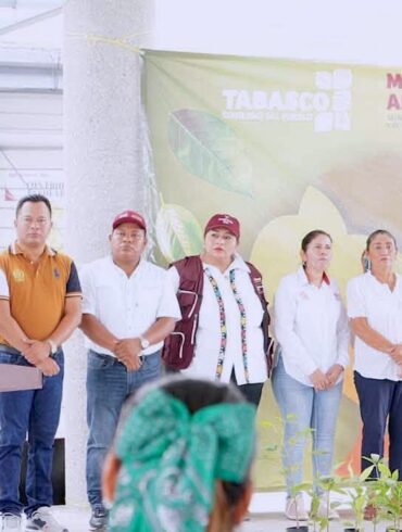 Roberto Ocaña Leyva participa en la jornada de reforestación en el COBATAB Plantel 52 de Nacajuca