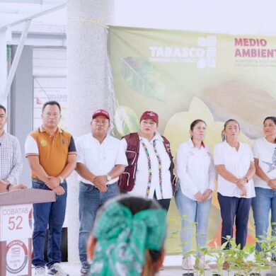 Roberto Ocaña Leyva participa en la jornada de reforestación en el COBATAB Plantel 52 de Nacajuca