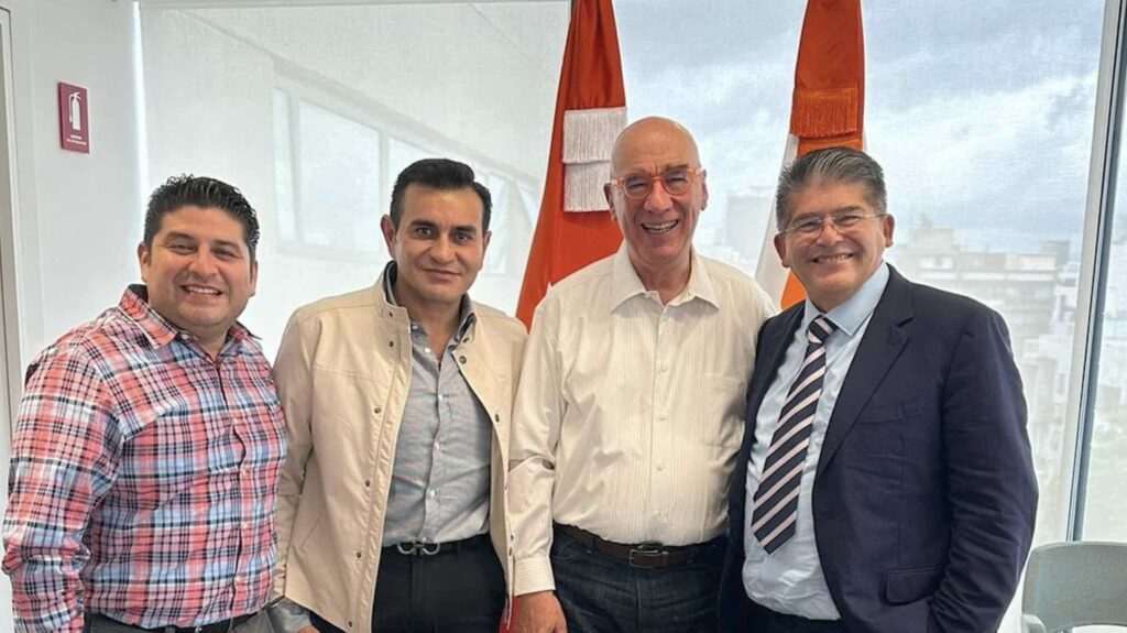 Ricki Arcos, Armín Marín y Pedro Palomeque durante un posicionamiento público de Movimiento Ciudadano en Tabasco, si la fotografía corresponde a esa conferencia.