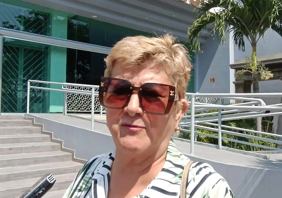 Rita Gálvez Bonora, exdiputada local de Tabasco, con lentes oscuros y blusa de rayas, frente a un edificio