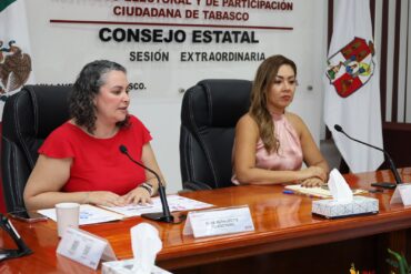Ruth Lizette Toledo Peral explica las reglas de paridad para las elecciones de 2027 junto a Elizabeth Nava Gutiérrez en el IEPCT.