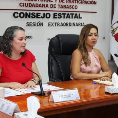 Ruth Lizette Toledo Peral explica las reglas de paridad para las elecciones de 2027 junto a Elizabeth Nava Gutiérrez en el IEPCT.