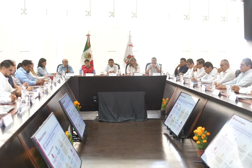 Integrantes de la Comisión de Conurbación Villahermosa-Nacajuca durante su segunda sesión ordinaria, con pantallas que muestran los objetivos del programa