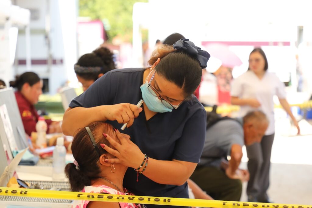 Personal de salud atiende a una mujer durante jornada comunitaria en Tenosique