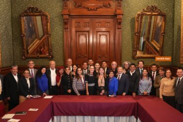 Claudia Sheinbaum y Javier May Rodríguez, identificado en la fotografía grupal, participan en la evaluación nacional de Vivienda para el Bienestar.