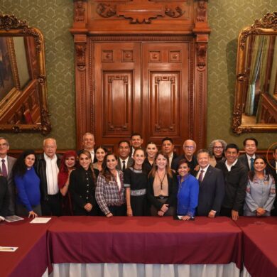 Claudia Sheinbaum y Javier May Rodríguez, identificado en la fotografía grupal, participan en la evaluación nacional de Vivienda para el Bienestar.