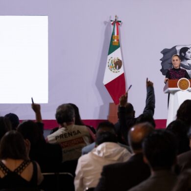 Presidenta Claudia Sheinbaum durante un mensaje oficial sobre las precauciones ante los fenómenos meteorológicos.