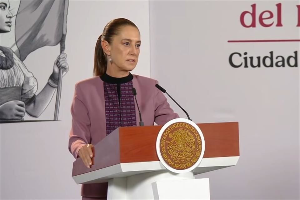 La presidenta Claudia Sheinbaum habla desde un podio con el escudo nacional durante la conferencia matutina en Palacio Nacional.