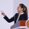 Claudia Sheinbaum sonríe y señala con el dedo desde el podio de la conferencia matutina al hablar de la Modalidad 40 del IMSS