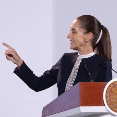 Claudia Sheinbaum sonríe y señala con el dedo desde el podio de la conferencia matutina al hablar de la Modalidad 40 del IMSS