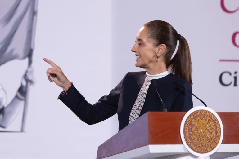 Claudia Sheinbaum sonríe y señala con el dedo desde el podio de la conferencia matutina al hablar de la Modalidad 40 del IMSS