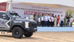 Entrega de patrullas pick up, vehículos sedán y motocicletas para reforzar las labores de seguridad pública en Centro, Tabasco.