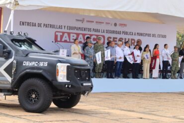 Entrega de patrullas pick up, vehículos sedán y motocicletas para reforzar las labores de seguridad pública en Centro, Tabasco.
