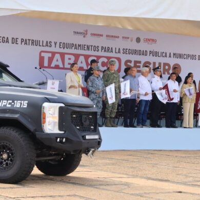 Entrega de patrullas pick up, vehículos sedán y motocicletas para reforzar las labores de seguridad pública en Centro, Tabasco.