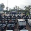 Vista aérea de patrullas, motocicletas y vehículos policiales desplegados frente al Palacio Municipal de Centro, en Villahermosa.
