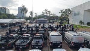 Vista aérea de patrullas, motocicletas y vehículos policiales desplegados frente al Palacio Municipal de Centro, en Villahermosa.