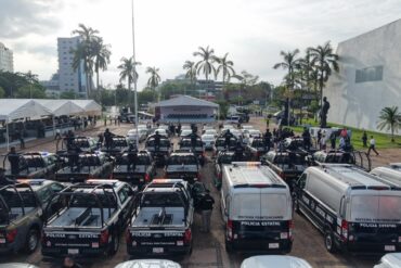 Vista aérea de patrullas, motocicletas y vehículos policiales desplegados frente al Palacio Municipal de Centro, en Villahermosa.