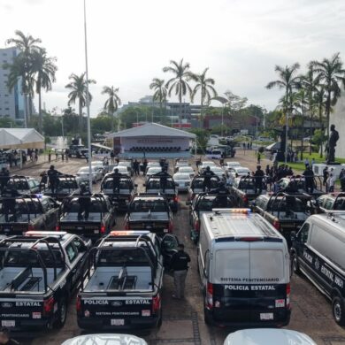 Vista aérea de patrullas, motocicletas y vehículos policiales desplegados frente al Palacio Municipal de Centro, en Villahermosa.