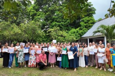 Verónica Alejandra Ramírez Sánchez y Agenor Soberanes Domínguez durante la entrega de constancias de los talleres de bordado y confección en Nacajuca.