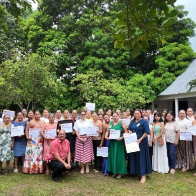 Verónica Alejandra Ramírez Sánchez y Agenor Soberanes Domínguez durante la entrega de constancias de los talleres de bordado y confección en Nacajuca.