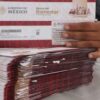 Pila de sobres con tarjetas del Banco del Bienestar, usadas para pagar las becas Benito Juárez