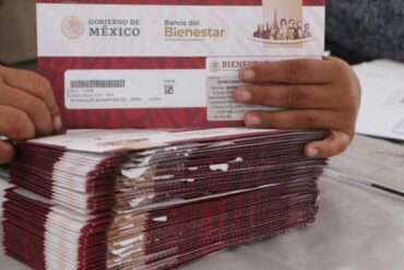 Pila de sobres con tarjetas del Banco del Bienestar, usadas para pagar las becas Benito Juárez