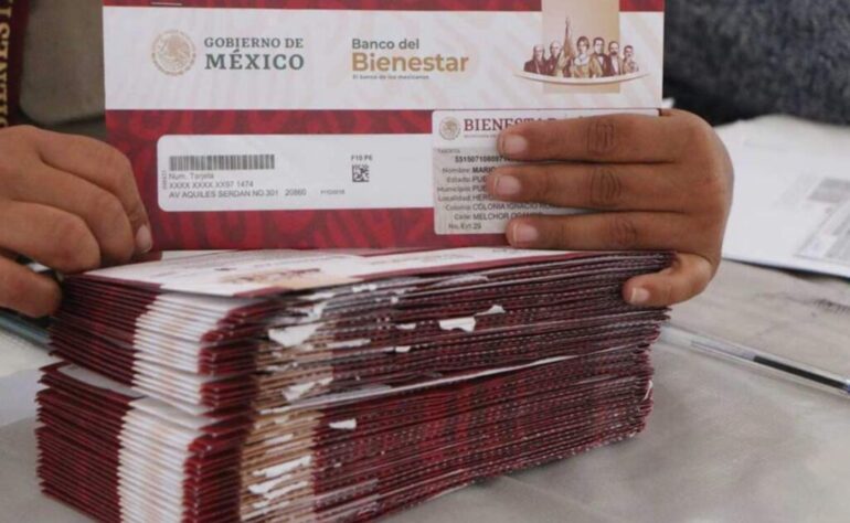 Pila de sobres con tarjetas del Banco del Bienestar, usadas para pagar las becas Benito Juárez