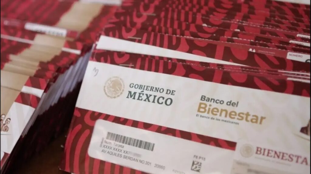 Pila de sobres con tarjetas del Banco del Bienestar, usadas para pagar las becas Benito Juárez