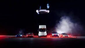 Tesla Roadster boca abajo en el aire, con vapor en sus propulsores, sobre el camión Semi, el Cybertruck y otros autos de la marca