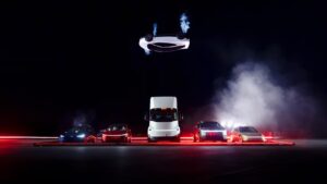 Tesla Roadster boca abajo en el aire, con vapor en sus propulsores, sobre el camión Semi, el Cybertruck y otros autos de la marca