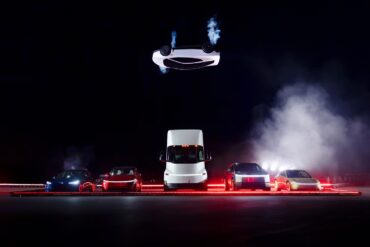 Tesla Roadster boca abajo en el aire, con vapor en sus propulsores, sobre el camión Semi, el Cybertruck y otros autos de la marca