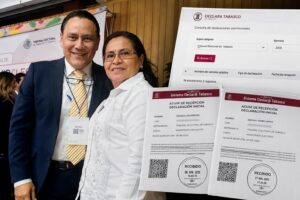 Oswald Lara Borges y Enedina Juárez Gómez junto a documentos de declaraciones patrimoniales y consulta pública del TET en 2026.