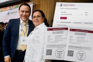 Oswald Lara Borges y Enedina Juárez Gómez junto a documentos de declaraciones patrimoniales y consulta pública del TET en 2026.
