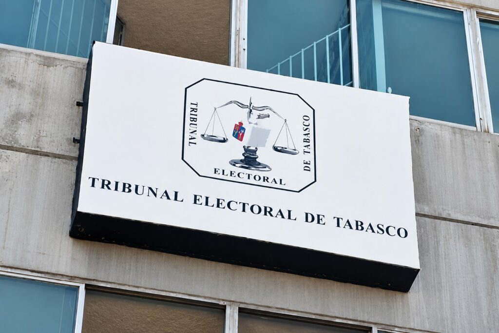 Fachada del Tribunal Electoral de Tabasco con el letrero institucional del organismo.