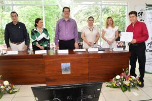 Autoridades universitarias durante la ceremonia por el XXXV aniversario de la Licenciatura en Comunicación de la UJAT