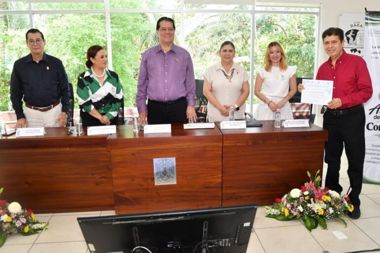 Autoridades universitarias durante la ceremonia por el XXXV aniversario de la Licenciatura en Comunicación de la UJAT